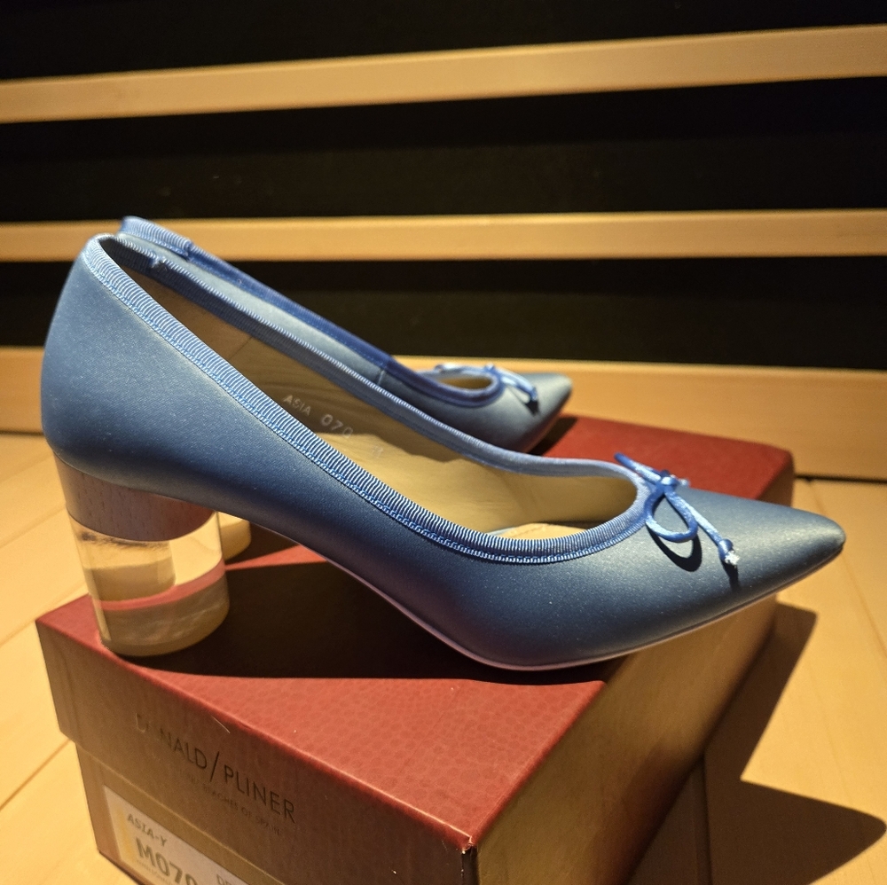 Donald Pliner Satin Pump, Clear Heel size 7M